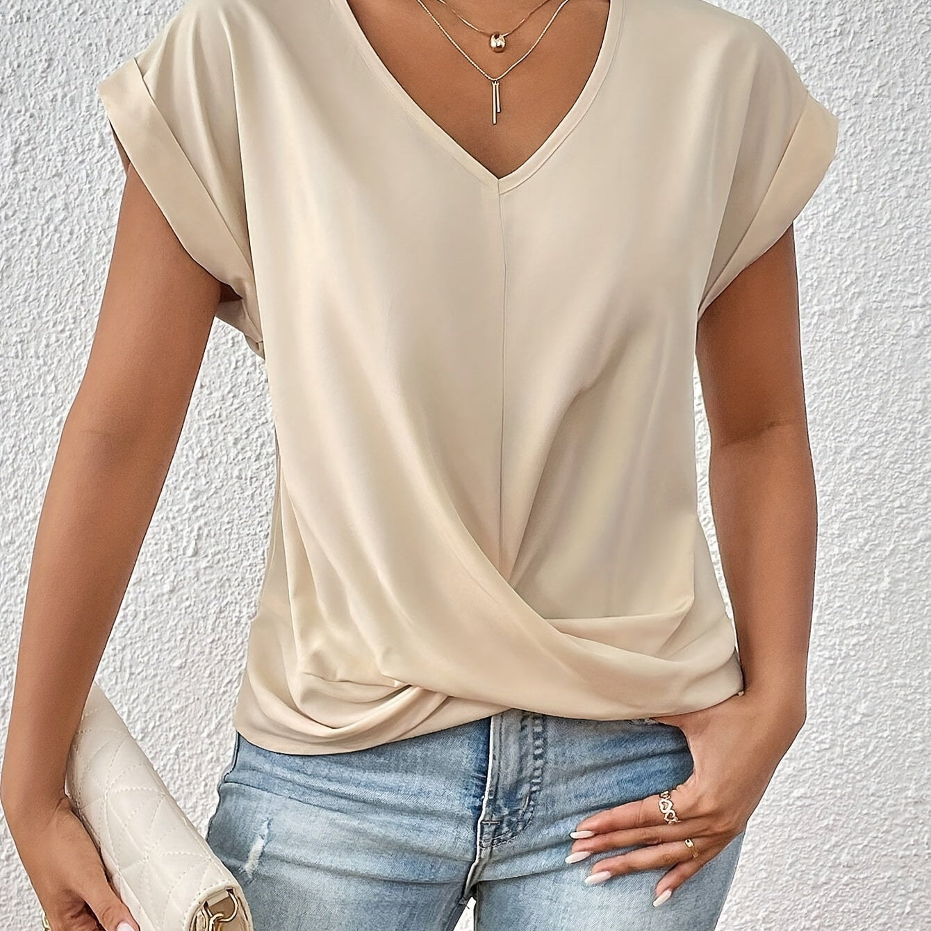 MEIKA™ – Klasický top s detailom twist a výstrihom do V