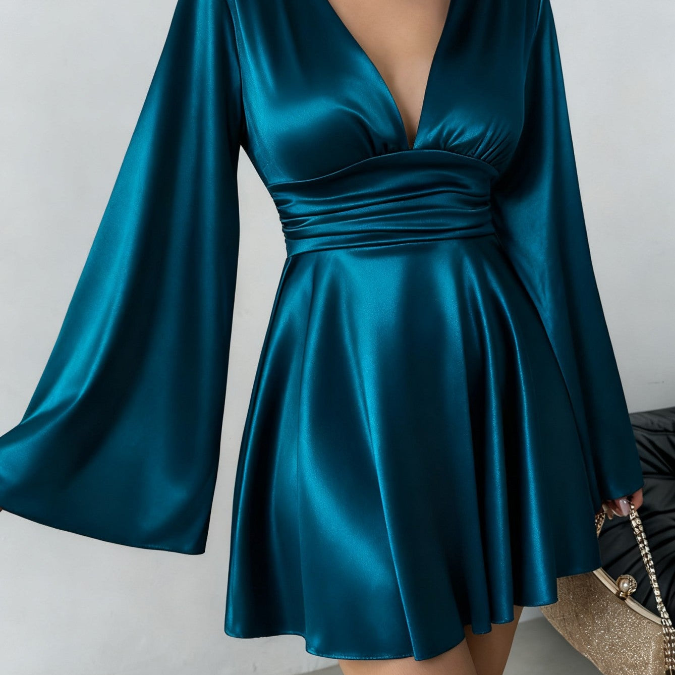 Avora Lyon | Elegantná šaty s výstrihom do V a dlhými rukávmi