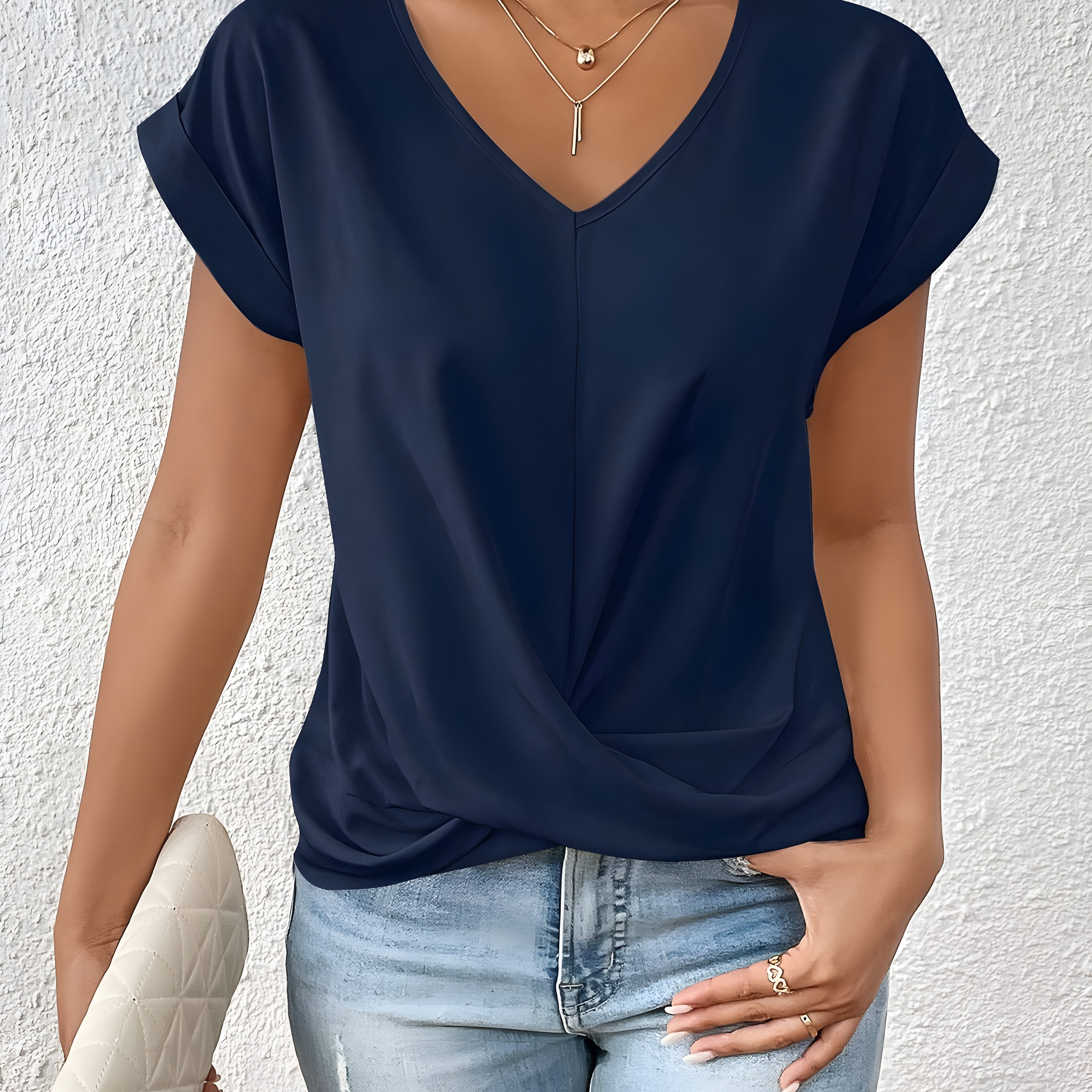 MEIKA™ – Klasický top s detailom twist a výstrihom do V